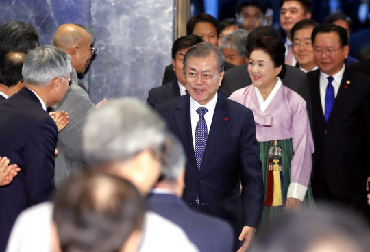 文대통령, 중기중앙회서 첫 신년회  문재인 대통령이 2일 오전 서울 여의도 중소기업중앙회 그랜드홀에서 열린 2019 기해년 신년회에 참석하기 위해 김정숙 여사와 함께 입장하며 참석자들과 인사하고 있다.    연합뉴스